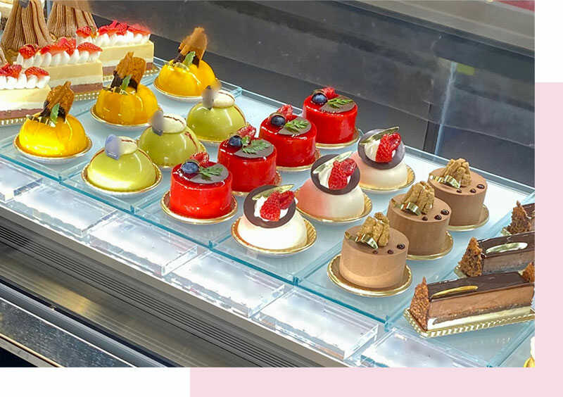 ショーケースに並ぶケーキ